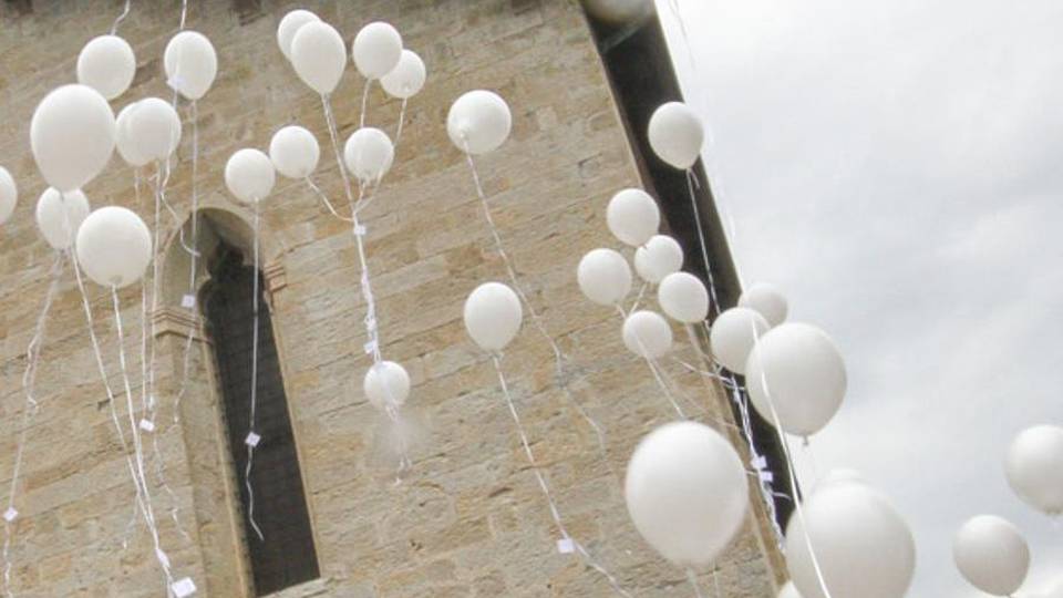 Palloncini bianchi per l’addio a Giulia «Non vaccinata alla meningite tipo C» Palloncini bianchi per l’addio a Giulia «Non vaccinata alla meningite tipo C»