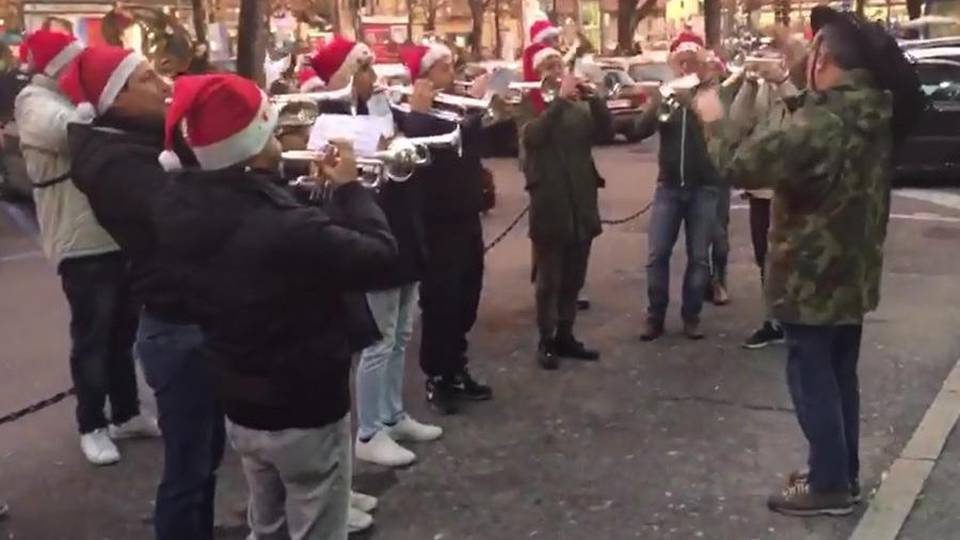 Gli auguri di Natale a L’Eco dei bersaglieri della «Scattini» Gli auguri di Natale a L’Eco dei bersaglieri della «Scattini»