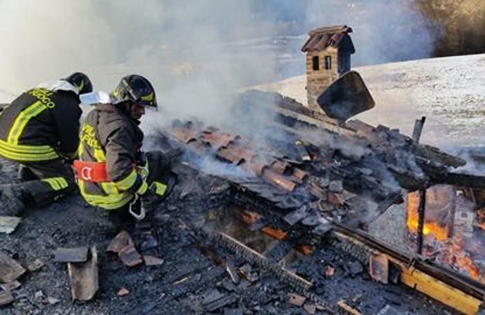 vigili del fuoco durante un intervento per un incendio a Gandino, in un’abitazione posta nella zona a monte della frazione Cirano, in località Col Curì. vigili del fuoco durante un intervento per un incendio a Gandino, in un’abitazione posta nella zona a monte della frazione Cirano, in località Col Curì.