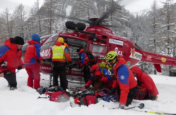 Valanga a Racines in Alto Adige travolge due scialpinisti Valanga a Racines in Alto Adige travolge due scialpinisti