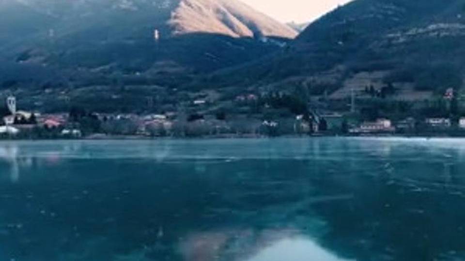 «Endine, il lago ghiacciato più bello» Parola di Viagginews. Un video col drone «Endine, il lago ghiacciato più bello» Parola di Viagginews. Un video col drone