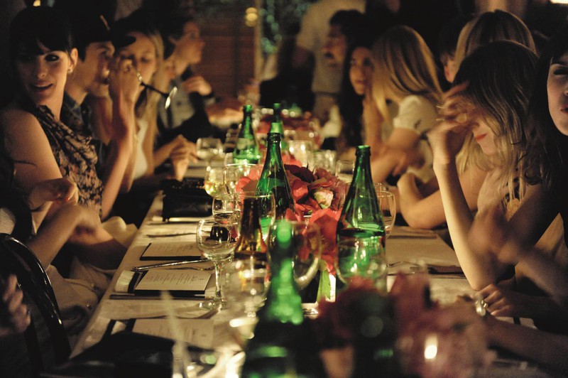 LA CENA DEGLI SCONOSCIUTI