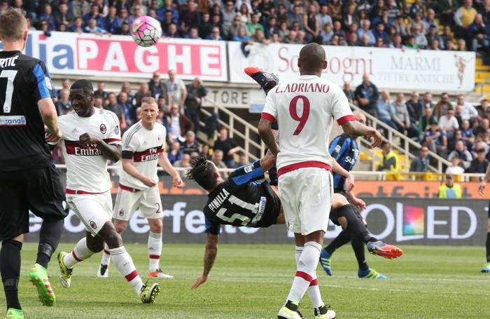 L'attaccante dell'Atalanta Mauricio Pinilla segna il gol del momentaneo 1-1 durante la partita del campionato di serie A Atalanta - Milan allo Stadio Atleti Azzurri d'Italia di Bergamo, 03 aprile 2016. ANSA/PAOLO MAGNI