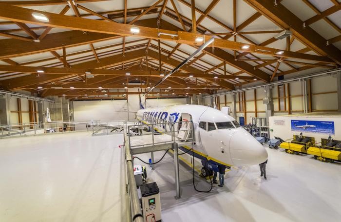 notte nel nuovo hangar ryanair