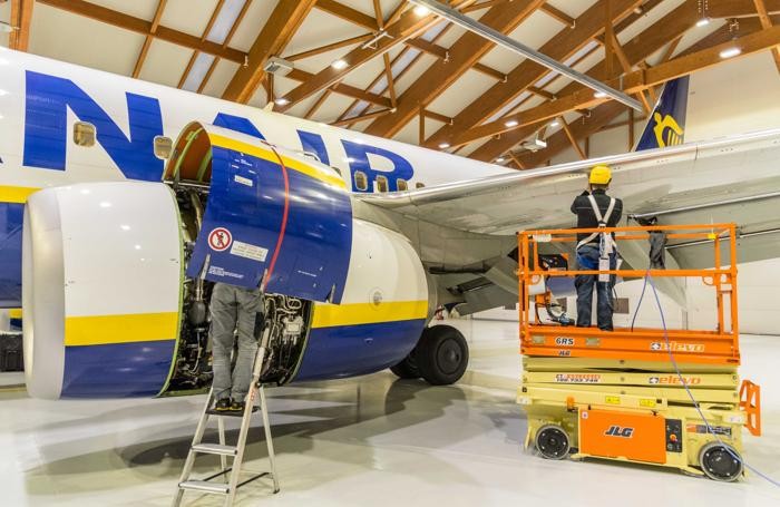 notte nel nuovo hangar ryanair