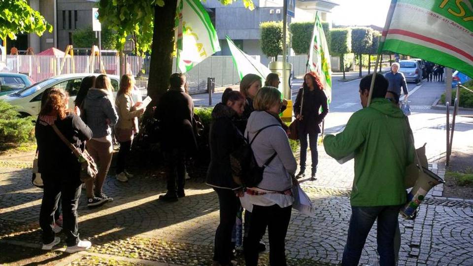 Protesta degli insegnanti di sostegno «A rischio i nostri stipendi e il lavoro» Protesta degli insegnanti di sostegno «A rischio i nostri stipendi e il lavoro»