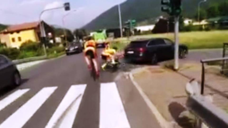 Incidente per un ciclista della Pol. Albano L’auto lo travolge e non si ferma - Video Incidente per un ciclista della Pol. Albano L’auto lo travolge e non si ferma - Video