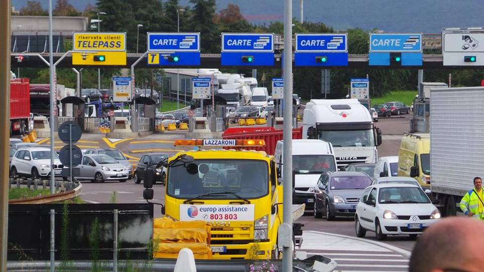 Due incidenti in A4, traffico nel caos Code in uscita al casello di Bergamo Due incidenti in A4, traffico nel caos Code in uscita al casello di Bergamo