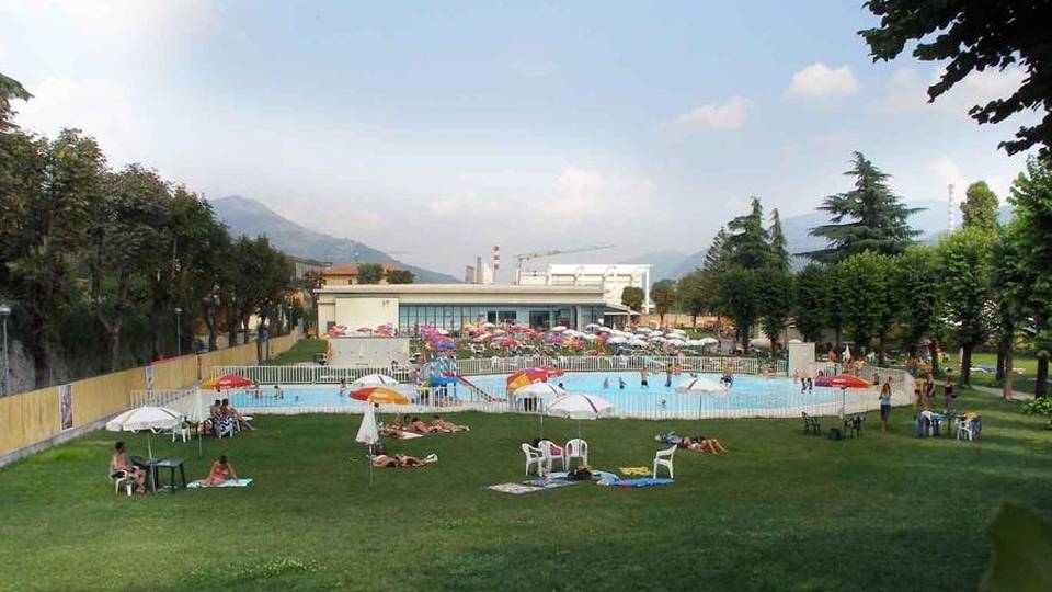 Alzano, infarto in piscina 51enne salvato dal defibrillatore Alzano, infarto in piscina 51enne salvato dal defibrillatore