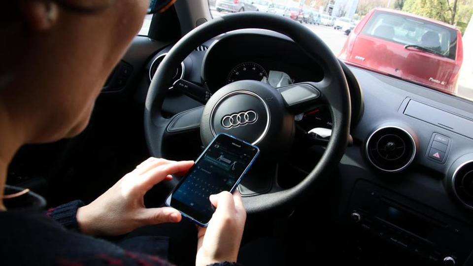 Cellulare in auto, torna la linea dura Patente sospesa fino a sei mesi Cellulare in auto, torna la linea dura Patente sospesa fino a sei mesi
