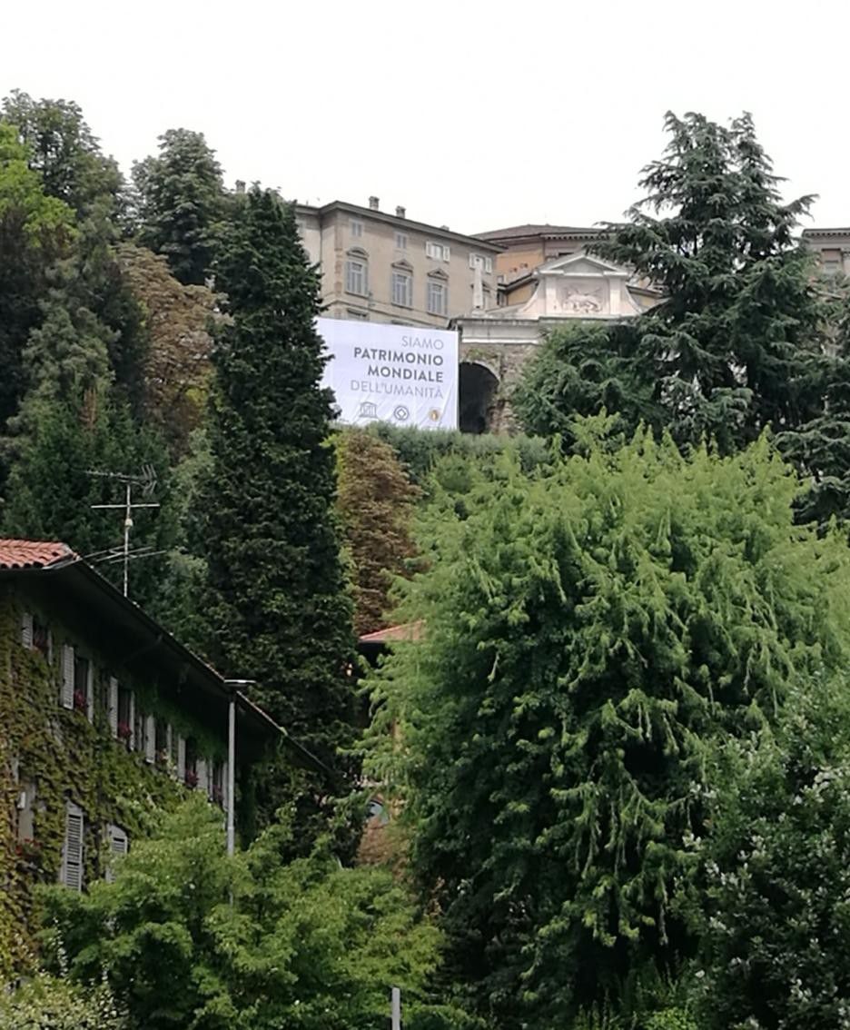 Lo striscione sulle Mura