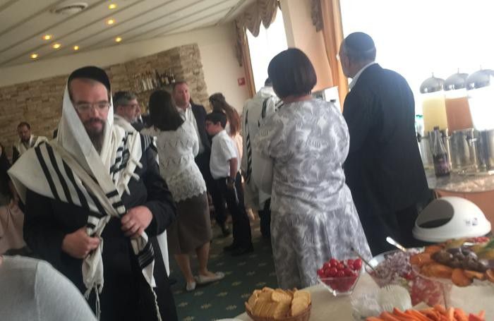 La cerimonia dell Kiddush durante la festa di Shabbat, il giorno del riposo, in hotel