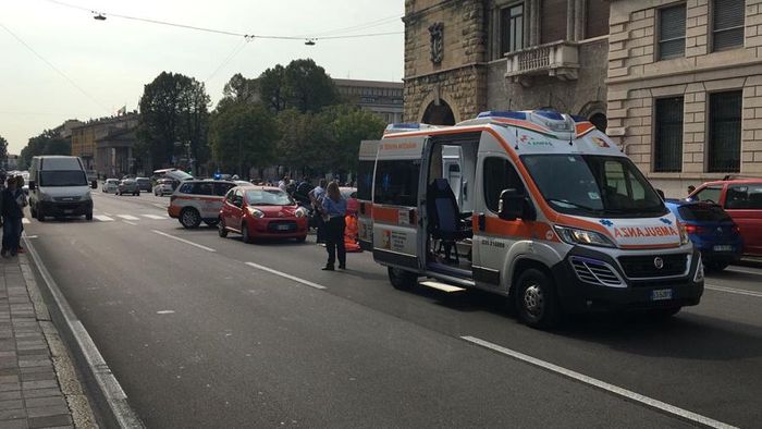 Travolta da un’auto in via Roma Ferita un’anziana in centro - Cronaca