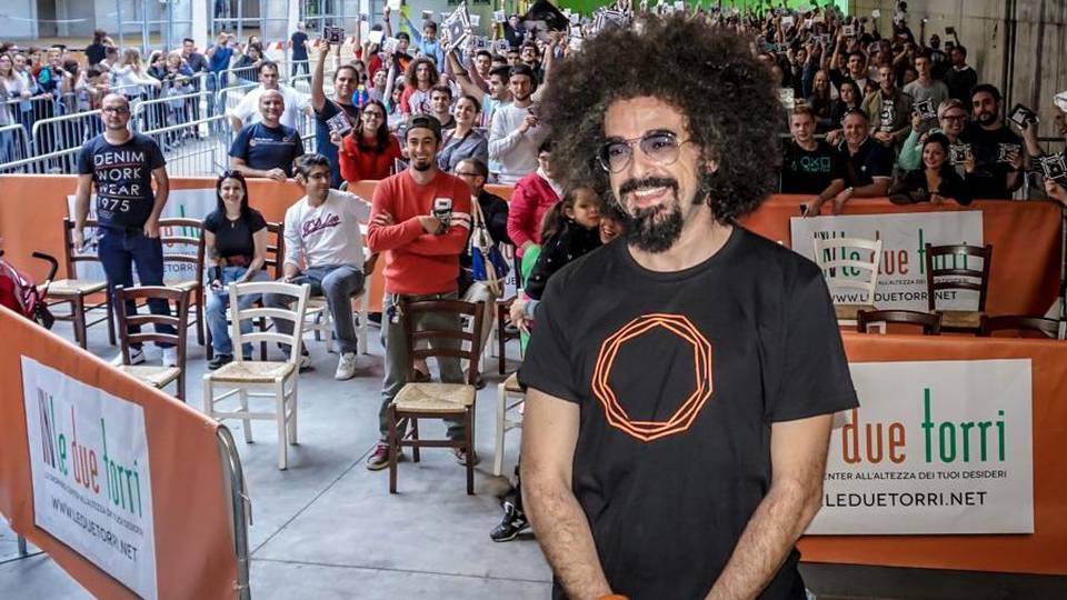 Caparezza è tornato -Video Bagno di fan alle Due Torri Caparezza è tornato -Video Bagno di fan alle Due Torri