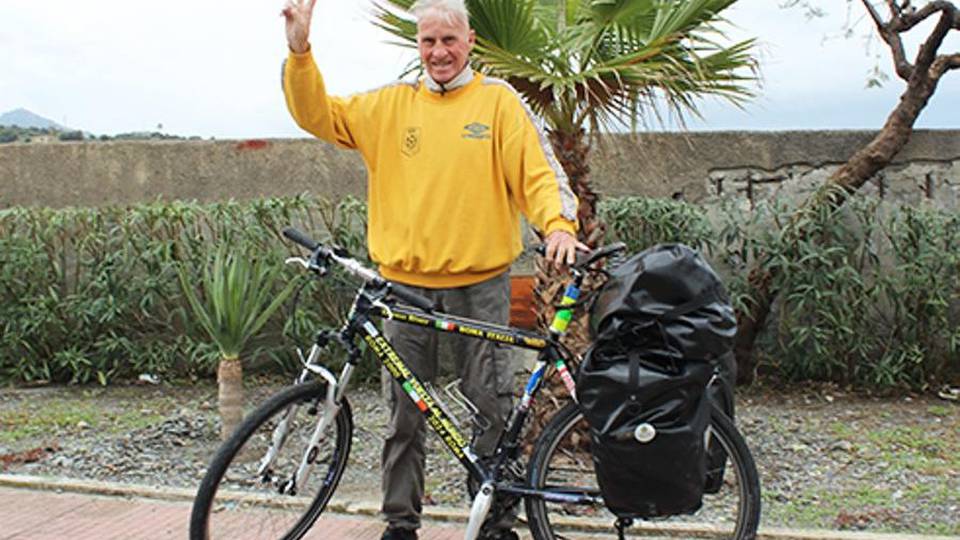 Gira il mondo in bici a 80 anni «Qui a Bergamo tanto calore» Gira il mondo in bici a 80 anni «Qui a Bergamo tanto calore»