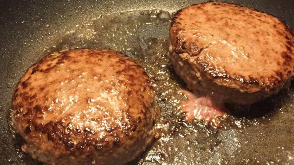 Un hambuger davvero maxi Cipolla, edamer e sapore Un hambuger davvero maxi Cipolla, edamer e sapore