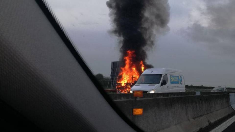 Mattinata nera in autostrada Tir in fiamme tra Rovato e Palazzolo Mattinata nera in autostrada Tir in fiamme tra Rovato e Palazzolo