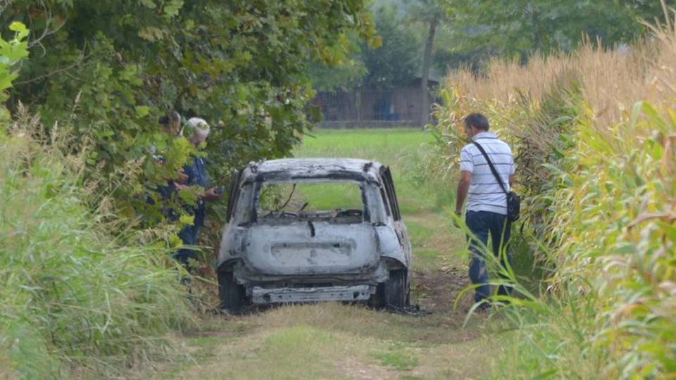 Cadavere carbonizzato in auto Prevale l’ipotesi del tragico gesto Cadavere carbonizzato in auto Prevale l’ipotesi del tragico gesto