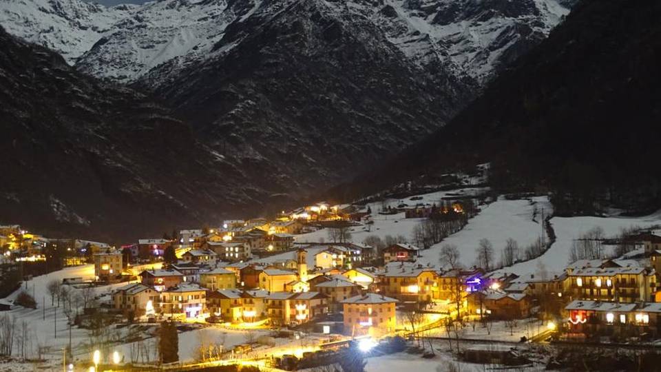 Guardate come la luna illumina la valle Quest’anno il cielo ci sorprenderà Guardate come la luna illumina la valle Quest’anno il cielo ci sorprenderà