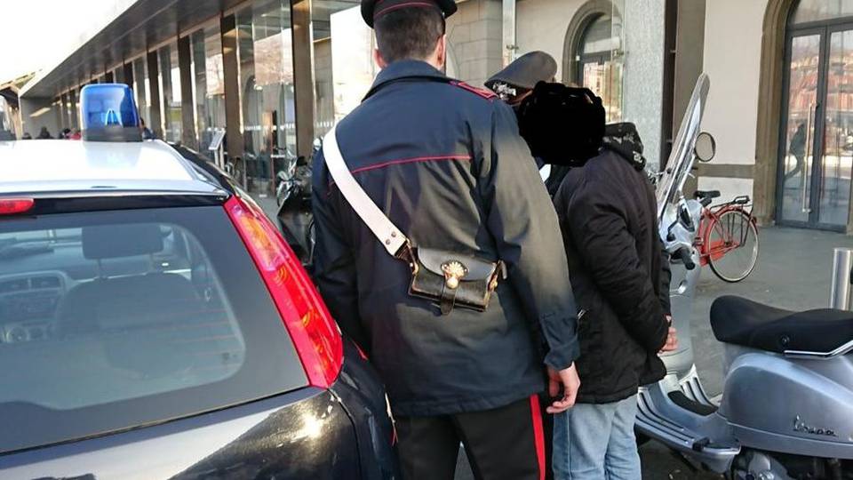 Controlli antidroga in stazione Due arresti per spaccio Controlli antidroga in stazione Due arresti per spaccio