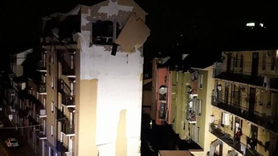 Esplode un edificio a Sesto San Giovanni Distrutto l’ultimo piano di un palazzo Esplode un edificio a Sesto San Giovanni Distrutto l’ultimo piano di un palazzo