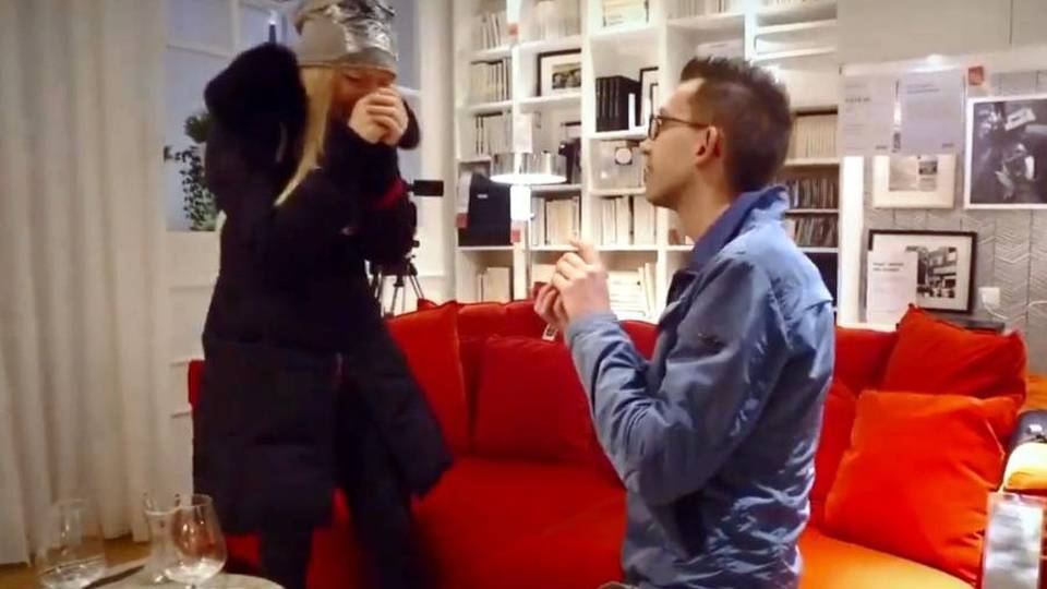 «Vuoi sposarmi?» La proposta è creativa Video a sorpresa nel centro commerciale «Vuoi sposarmi?» La proposta è creativa Video a sorpresa nel centro commerciale