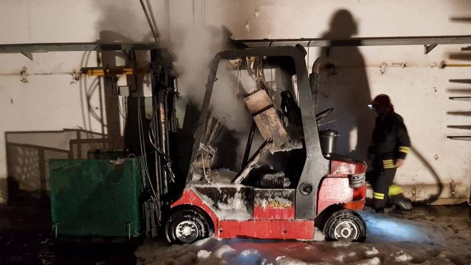 Fiorano al Serio, brucia un muletto Fabbrica salva grazie ai vigili del fuoco Fiorano al Serio, brucia un muletto Fabbrica salva grazie ai vigili del fuoco