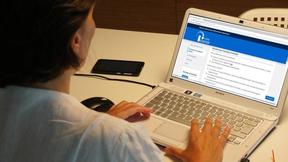 Scuola, martedì giorno di iscrizioni Dalle 8 del mattino, fino al 6 febbraio Scuola, martedì giorno di iscrizioni Dalle 8 del mattino, fino al 6 febbraio