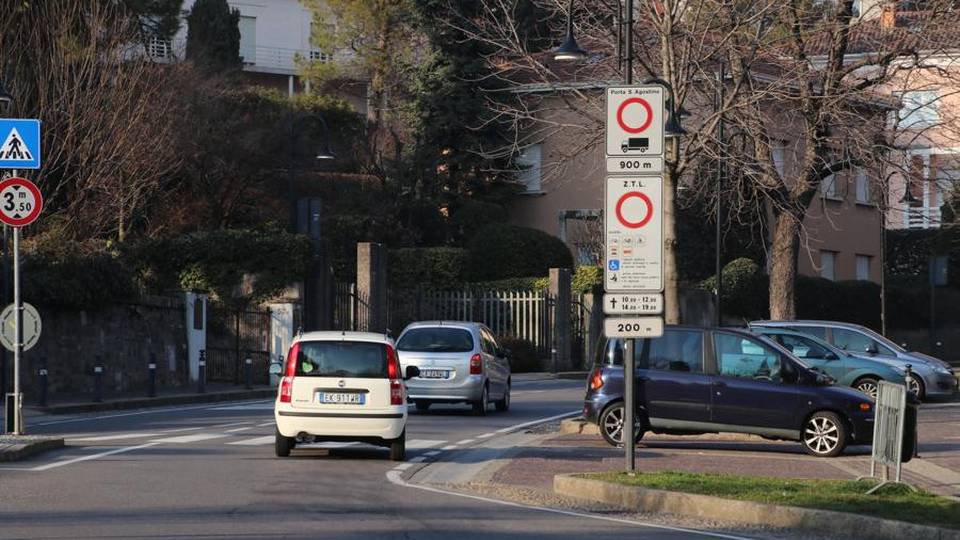 Ztl del viale, questa sconosciuta In un anno scattate 21.380 multe Ztl del viale, questa sconosciuta In un anno scattate 21.380 multe