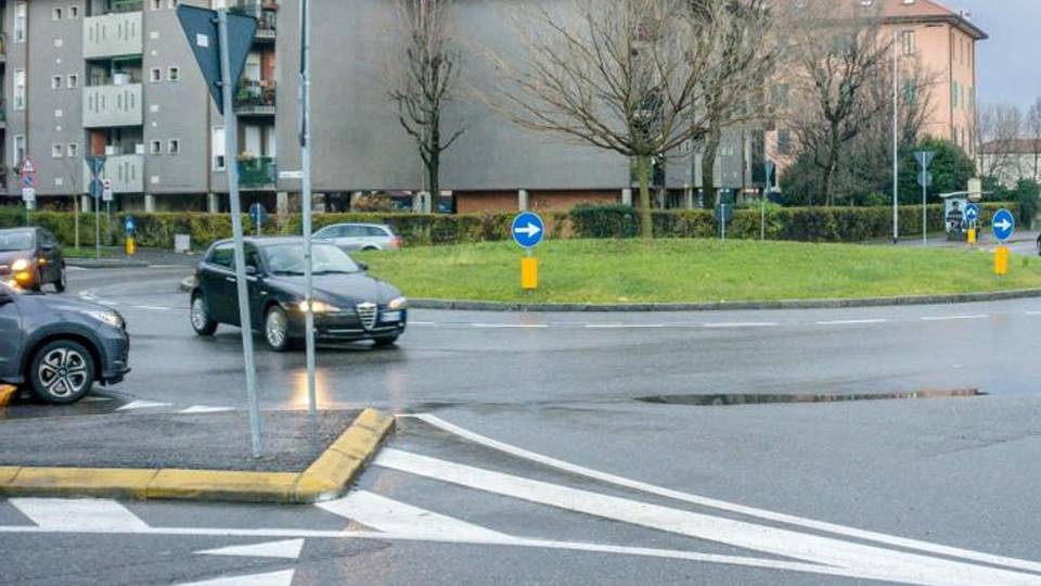 Cade in moto su una chiazza Chiede 70 mila euro al Comune Cade in moto su una chiazza Chiede 70 mila euro al Comune