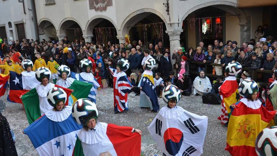 Carnevale di Clusone, a febbraio si sfila Aperte le iscrizioni per carri e gruppi Carnevale di Clusone, a febbraio si sfila Aperte le iscrizioni per carri e gruppi