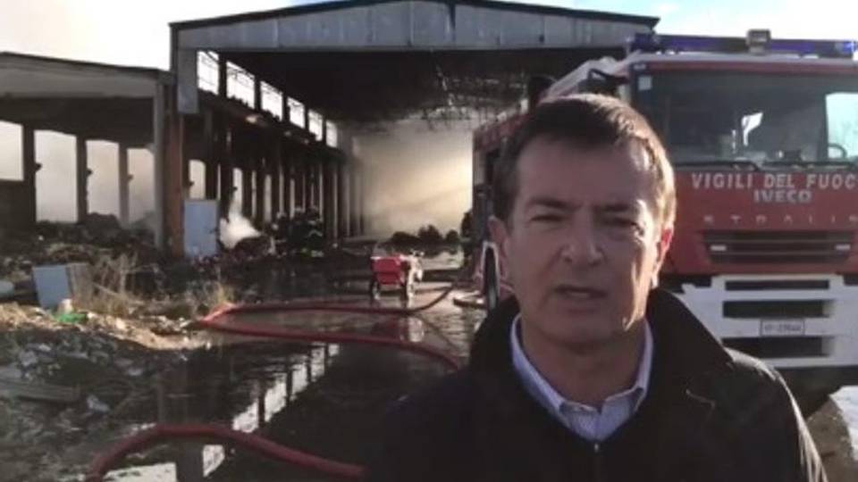 Gori va sul rogo di Pavia e fa un video «Lì portati abusivamente i rifiuti» Gori va sul rogo di Pavia e fa un video «Lì portati abusivamente i rifiuti»
