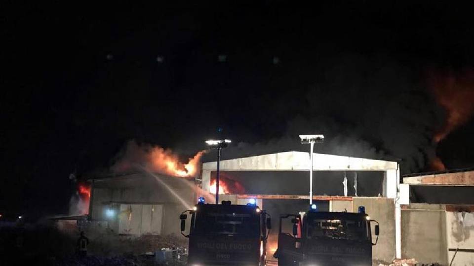 Incendio in un capannone nel Pavese Nube tossica, un centinaio gli evacuati Incendio in un capannone nel Pavese Nube tossica, un centinaio gli evacuati