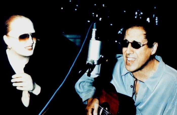MI-8-12/5/98-MILANO-ALR-MUSICA: MINA-CELENTANO: OGGI UN ALBUM, FORSE DOMANI UN TOUR. Adriano Celentano e Mina durante le registrazioni del loro nuovo album che e' stato presentato oggi. ANSA