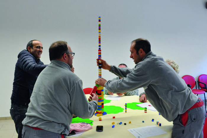 Dipendenti della Lechler alle prese con un esperimento di teamworking