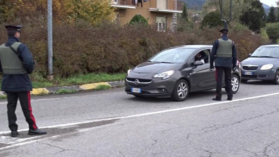 Investono due carabinieri dopo la rapina Poi tornano indietro per urtarli di nuovo Investono due carabinieri dopo la rapina Poi tornano indietro per urtarli di nuovo