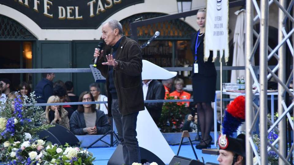 Vecchioni, cinque minuti da brividi -Video Canta «ragazzo sogna» in Città Alta Vecchioni, cinque minuti da brividi -Video Canta «ragazzo sogna» in Città Alta