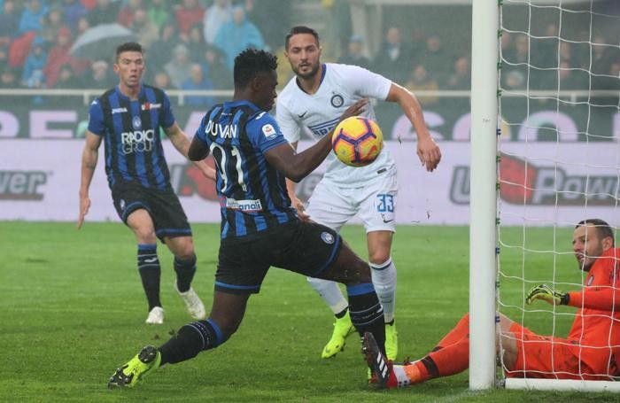 Atalanta's Duvan Zapata (l) and Inter's goalkeeper Samir Handanovic Atalanta's Duvan Zapata (l) and Inter's goalkeeper Samir Handanovic