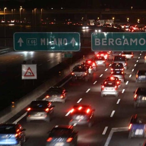 Scontro tra due auto in autostrada Traffico in tilt e lunghe code in A4 ...