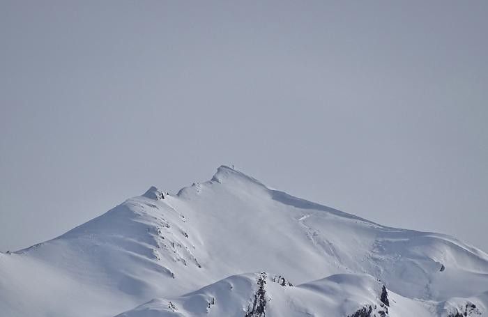 Almeno una dozzina gli escursionisti che hanno raggiunto il rifugio Merelli nella mattinata di domenica. In quota si segnala il pericolo di valanghe