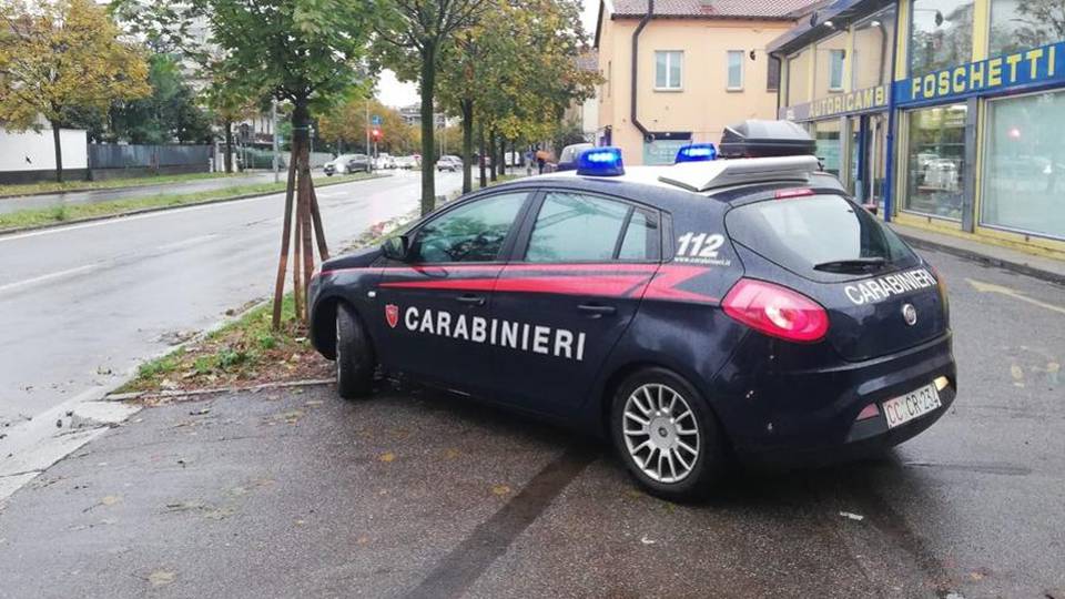 Giovane minacciato e rapinato con coltello Bergamo, arrestati i responsabili Giovane minacciato e rapinato con coltello Bergamo, arrestati i responsabili