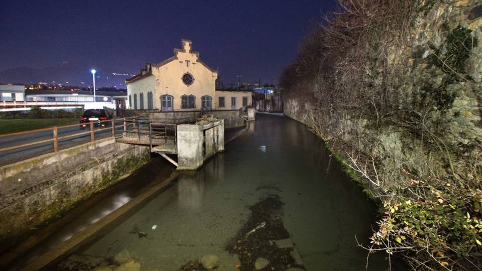Caccia al ladro che si tuffa nel fiume Valbrembo, i cittadini aiutano a cercarlo Caccia al ladro che si tuffa nel fiume Valbrembo, i cittadini aiutano a cercarlo