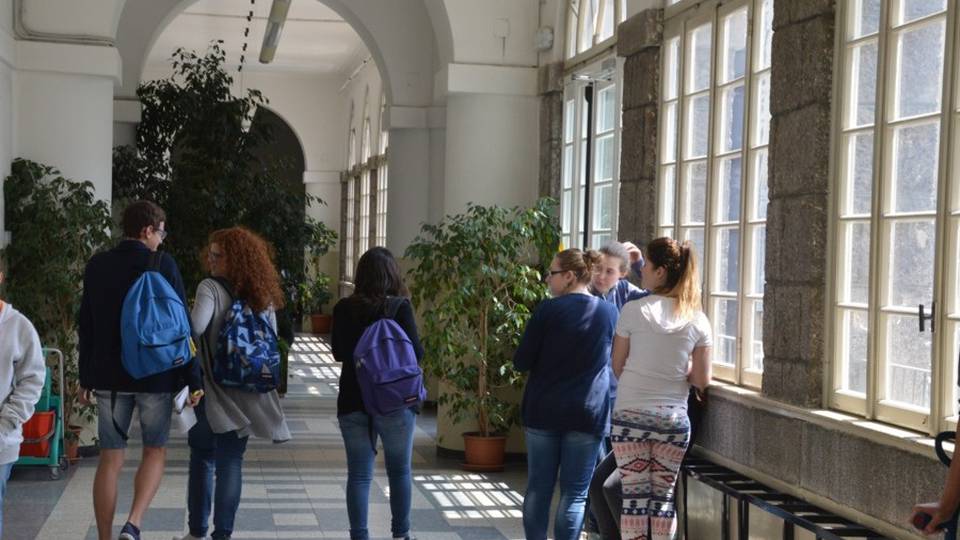 Gli studenti di Clusone in gita a Strasburgo «Andavano ai mercatini, stanno bene» Gli studenti di Clusone in gita a Strasburgo «Andavano ai mercatini, stanno bene»