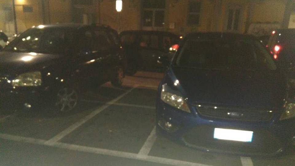 La segnalazione: auto sui posti motorini «Il biglietto da visita della stazione» La segnalazione: auto sui posti motorini «Il biglietto da visita della stazione»