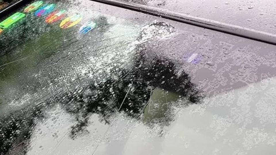 Ancora bottiglie di vetro gettate dalle Mura Parabrezza in frantumi, allarme vandali Ancora bottiglie di vetro gettate dalle Mura Parabrezza in frantumi, allarme vandali