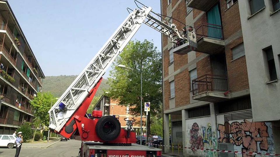 Mamma bloccata sul terrazzo Il bimbo di due anni solo in casa Mamma bloccata sul terrazzo Il bimbo di due anni solo in casa