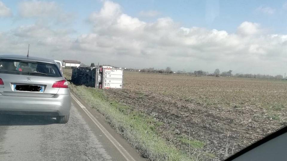 Camion si ribalta e esce di strada Martinengo, ferito 42 enne - Foto Camion si ribalta e esce di strada Martinengo, ferito 42 enne - Foto