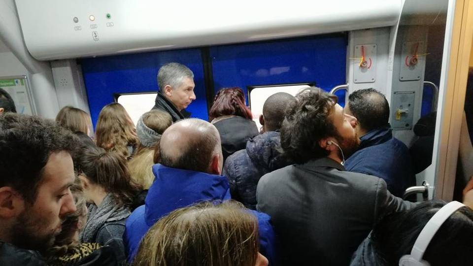 Pendolari, ancora ritardi e vagoni pieni Nuova mattinata di caos sui treni Pendolari, ancora ritardi e vagoni pieni Nuova mattinata di caos sui treni