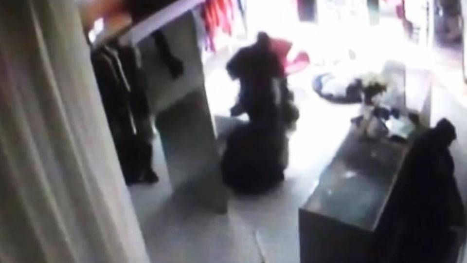 Razzia di abiti da Bernè in via Borfuro Il video dei ladri in azione: colpo in 3 minuti Razzia di abiti da Bernè in via Borfuro Il video dei ladri in azione: colpo in 3 minuti