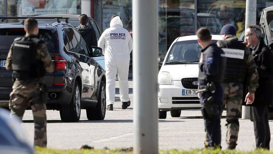 Attentato «Isis» in Francia, 3 morti Ucciso l’assalitore, ferito l’agente eroe Attentato «Isis» in Francia, 3 morti Ucciso l’assalitore, ferito l’agente eroe